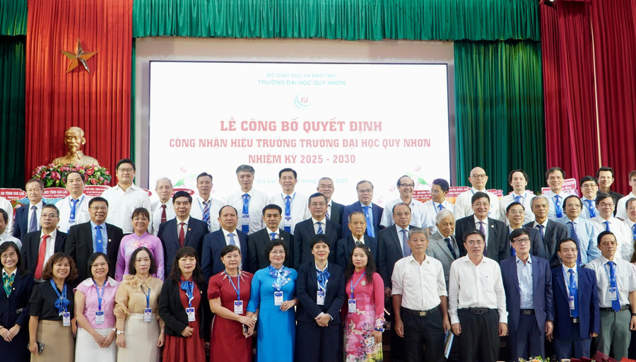 Các đại biểu chụp ảnh lưu niệm. z7065081712241-a2133a9f8e817e18424e413bd29033ed.jpg