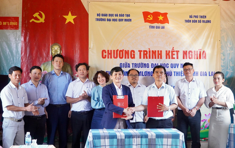 Trường Đại học Quy Nhơn kết nghĩa với thôn Bôn Sô Mlơng.