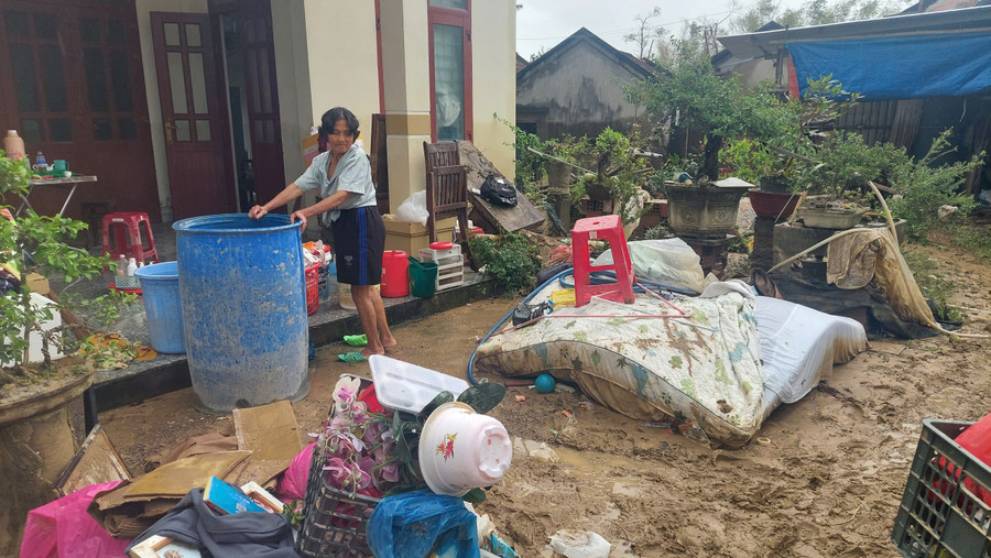 Sau lũ, gia đình bà Nguyễn Thị Ngọc Hương chẳng còn gì ngoài ngổn ngang và những lớp bùn đất.