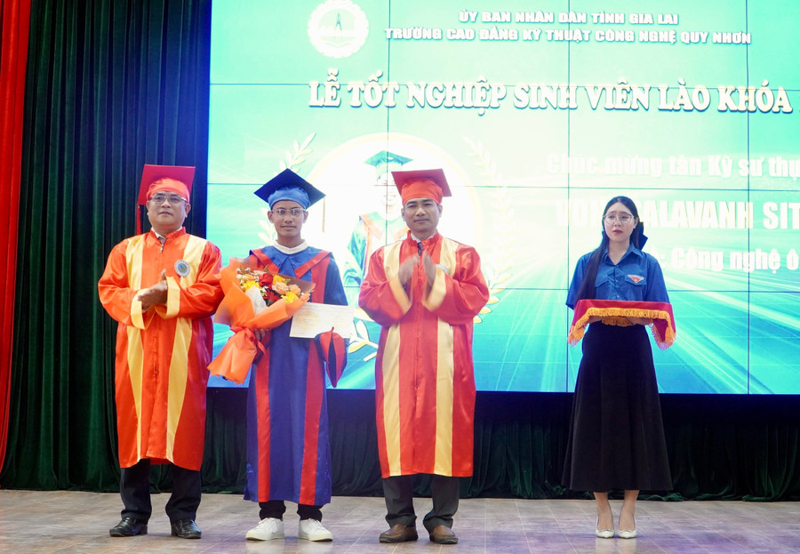 Trường Cao đẳng Kỹ thuật Công nghệ Quy Nhơn trao bằng tốt nghiệp hệ liên thông cho 14 sinh viên Lào.