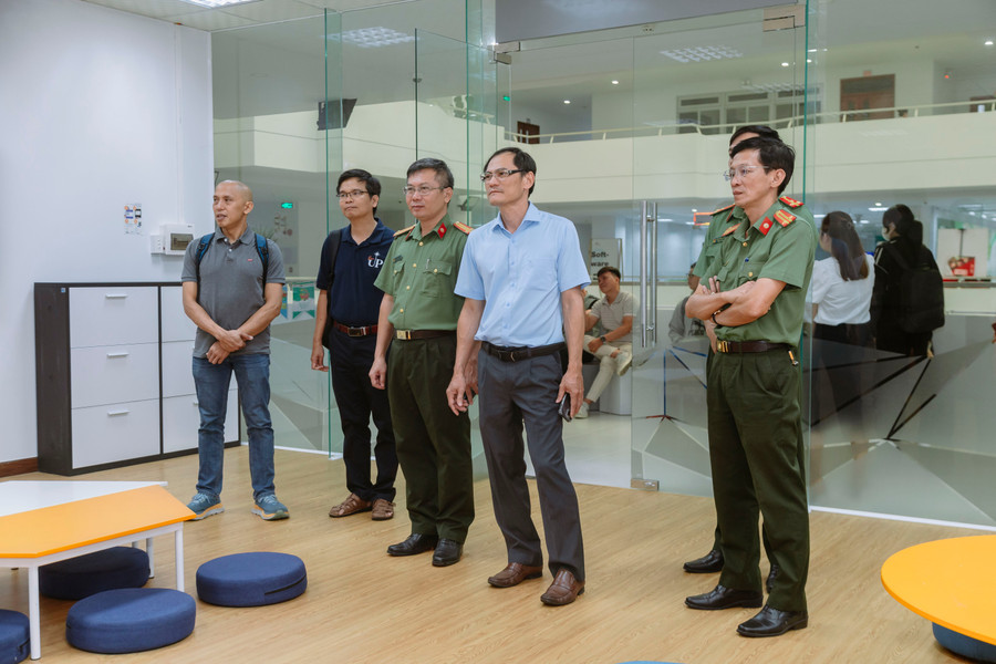 Ông Nguyễn Minh Thảo (áo xanh) tham quan phòng lab Trường Đại học FPT Quy Nhơn. img-3012.jpg