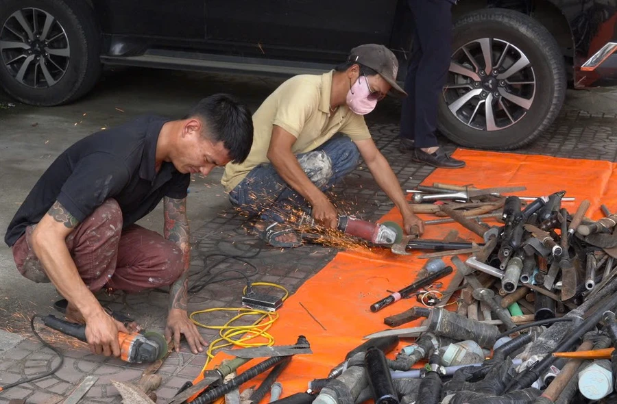 Tiêu hủy súng, vũ khí quân dụng. Ảnh: H.U
