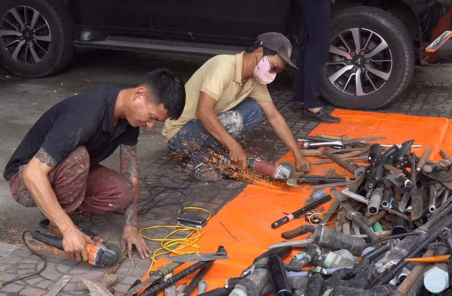 Tiêu hủy súng, vũ khí quân dụng. Ảnh: H.U