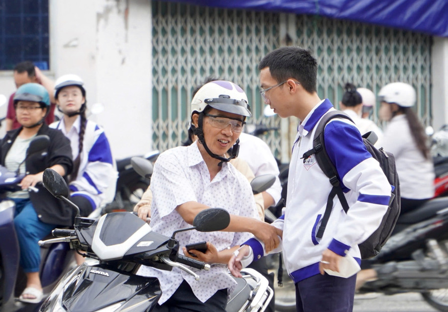 Phụ huynh động viên sĩ tử tự tin bước vào môn thi đầu tiên. Ảnh: Dung Nguyễn z6742632401568-66d67f9999b73c0db8e1f15a0a6ab1af.jpg