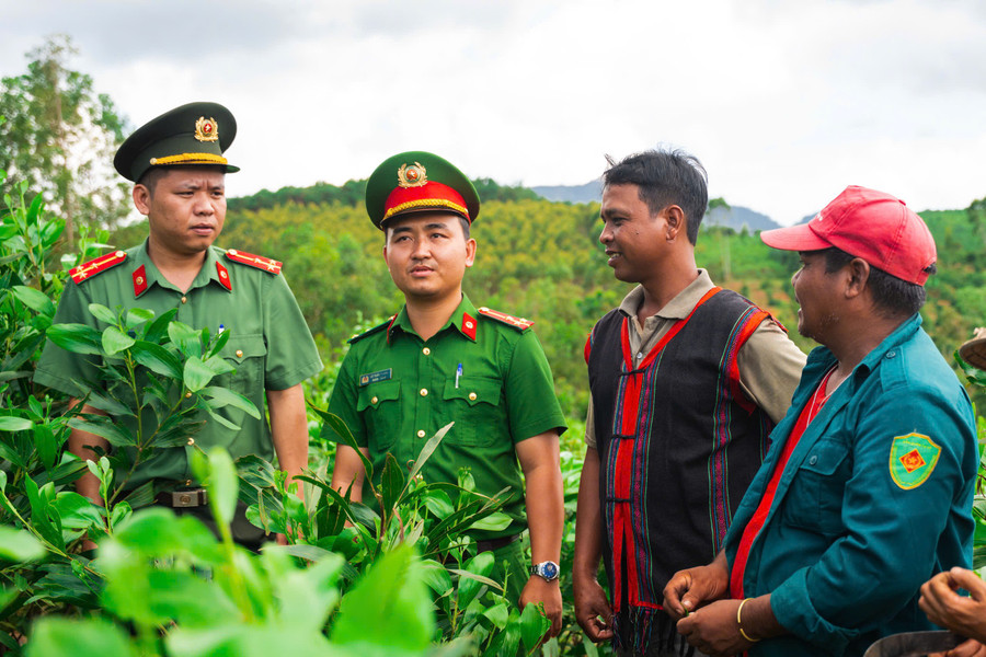 Thượng úy Lê Tuấn Thành luôn nghĩ cách để dân mình sống tốt hơn.