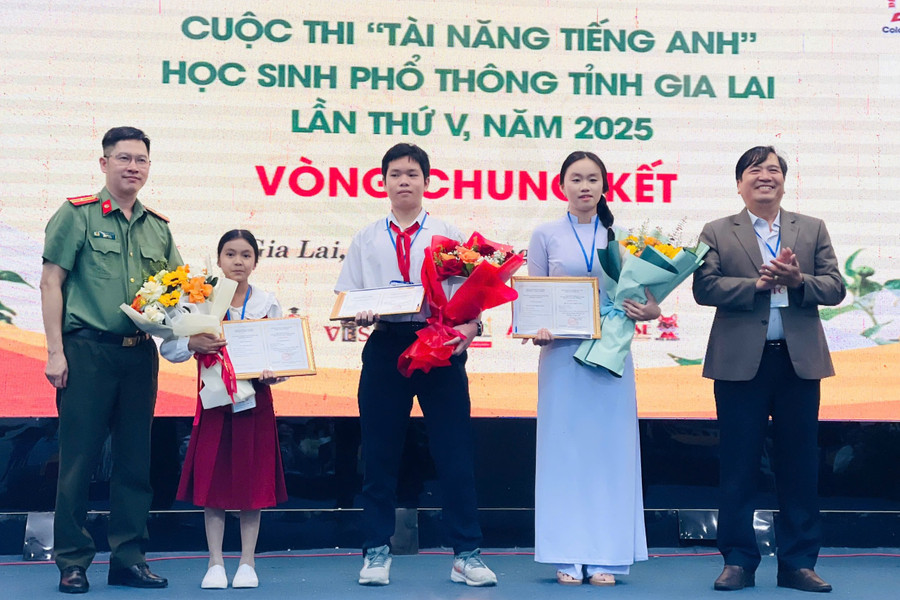 Ban tổ chức trao giải Nhất cho 3 thí sinh các bậc học.
