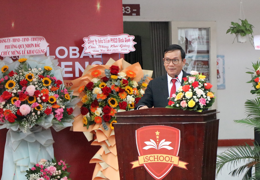 Ông Nguyễn Đức Vinh gửi lời chúc ý nghĩa đến học sinh. img-4084.jpg