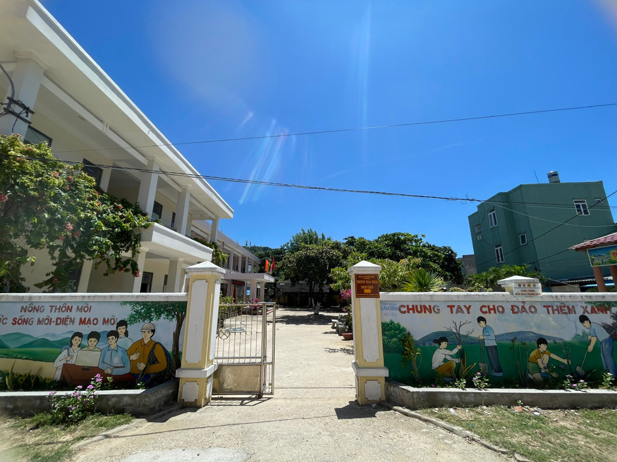 Trường học trên xã đảo Nhơn Châu được quan tâm đầu tư khang trang, sạch đẹp.
