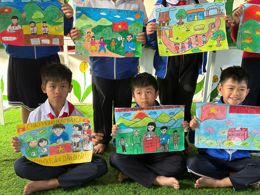 Những bức tranh sinh động của học sinh Xơ Đăng hướng về ngày bầu cử.