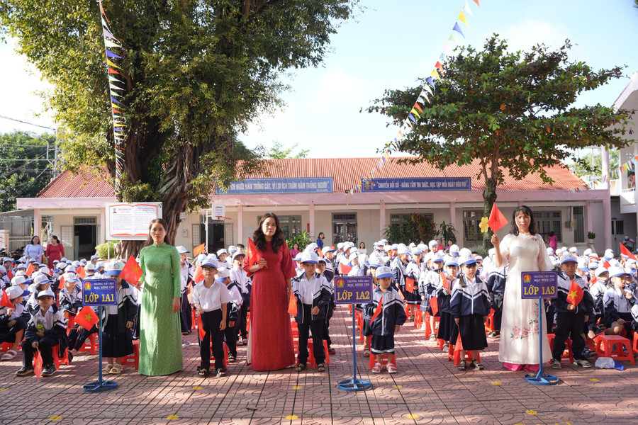 Giáo viên và học sinh Trường Tiểu học Mạc Đĩnh Chi. z6978623655477-5a3f6fe3c31851def0c6bc691039e058.jpg