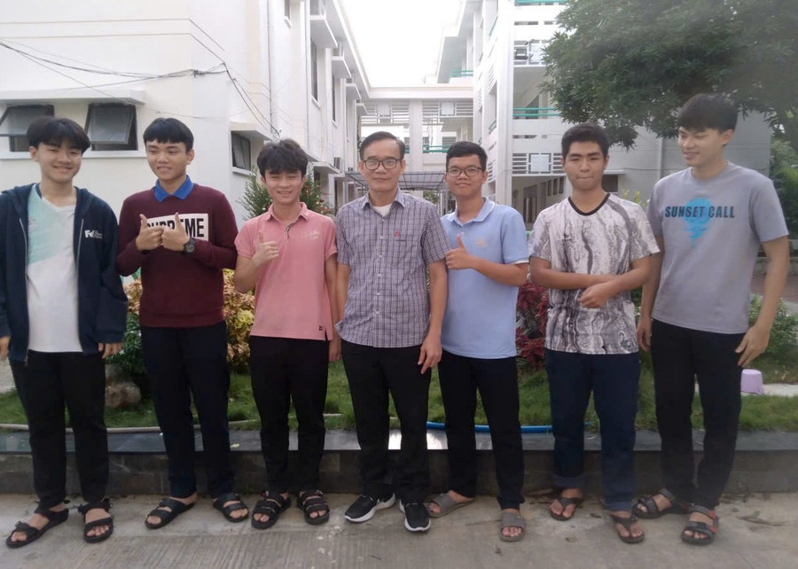 Thầy Lâm cùng các em trong đội tuyển học sinh giỏi. z7060968109438-15c86d5b273c42c188581c146acebc1b.jpg