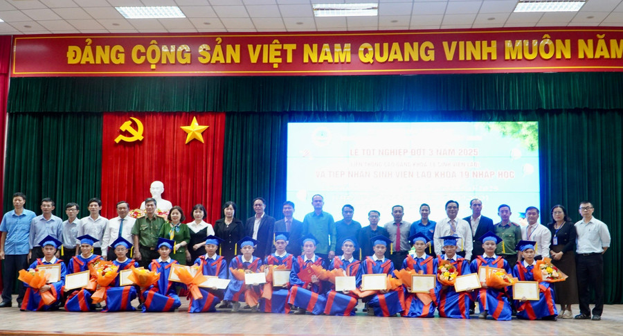 Trường Cao đẳng Kỹ thuật Công nghệ Quy Nhơn cùng đại diện các trường 4 tỉnh nam Lào và sinh viên tốt nghiệp chụp hình lưu niệm. z7333064269141-c2cf4ea7731af46359712799cc7196e7.jpg