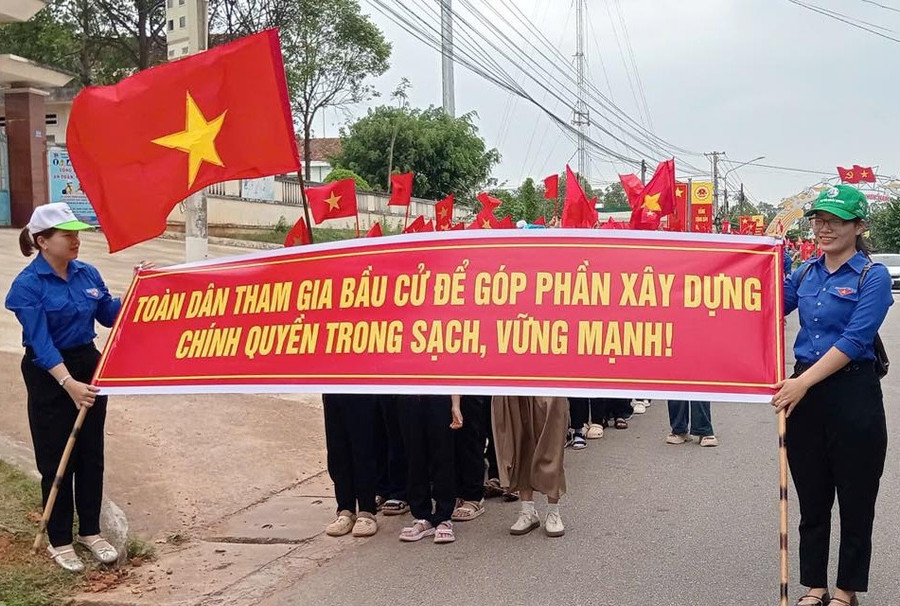 Tuổi trẻ phường Hoài Nhơn Nam tuyên truyền về ngày bầu cử.