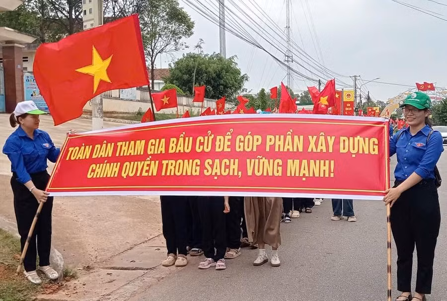 Tuổi trẻ phường Hoài Nhơn Nam tuyên truyền về ngày bầu cử.