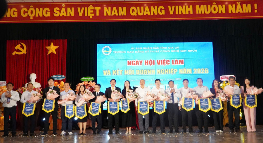 Các doanh nghiệp trong chương trình "Ngày hội Việc làm - Kết nối doanh nghiệp năm 2026" tại Trường Cao đẳng Kỹ thuật Công nghệ Quy Nhơn.