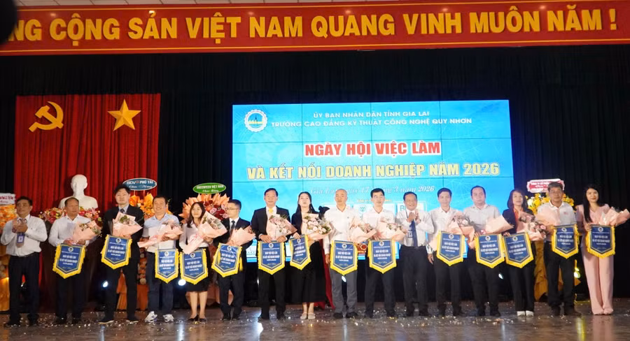 Các doanh nghiệp trong chương trình "Ngày hội Việc làm - Kết nối doanh nghiệp năm 2026" tại Trường Cao đẳng Kỹ thuật Công nghệ Quy Nhơn.