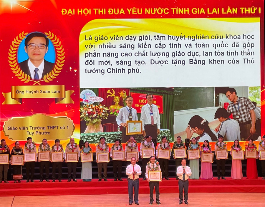 Thầy Huỳnh Xuân Lâm - giáo viên Trường THPT số 1 Tuy Phước được tuyên dương trong Đại hội thi đua yêu nước tỉnh Gia Lai. z7070013088899-8f145f501a866aaa84a5f4bc790073a2.jpg