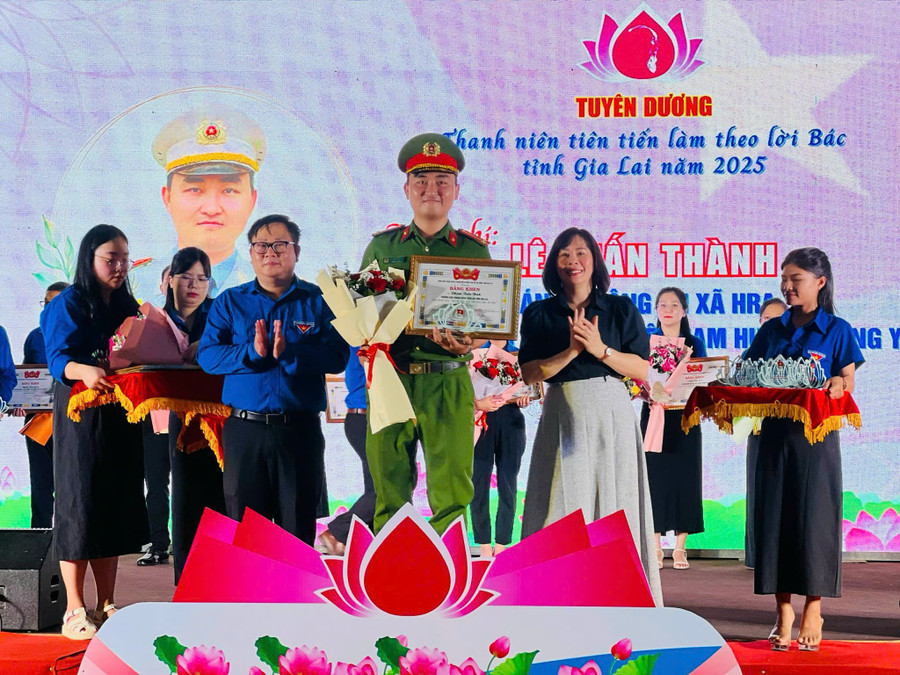 Thượng úy Lê Tuấn Thành tại Lễ Tuyên dương điển hình thanh niên tiên tiến làm theo lời Bác. z7140663710065-f3ea6a837576d254909b73e598451521.jpg