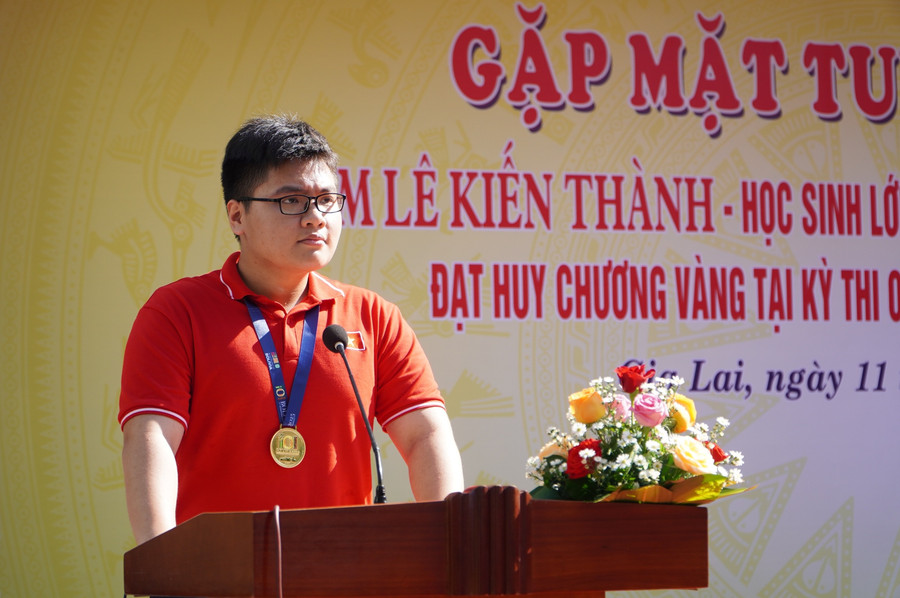 Em Lê Kiến Thành gửi lời cảm ơn đến lãnh đạo tỉnh, Sở GD&ĐT, nhà trường, thầy cô, gia đình và bạn bè… đã tạo điều kiện, quan tâm trong suốt những năm học qua. Ảnh: Dung Nguyễn. dsc00206.jpg