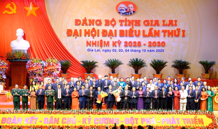 Ông Nguyễn Trọng Nghĩa, Trưởng Ban Tuyên giáo và Dân vận Trung ương trao quyết định cho tân Bí thư Tỉnh ủy Gia Lai Thái Đại Ngọc và nguyên Bí thư Hồ Quốc Dũng.