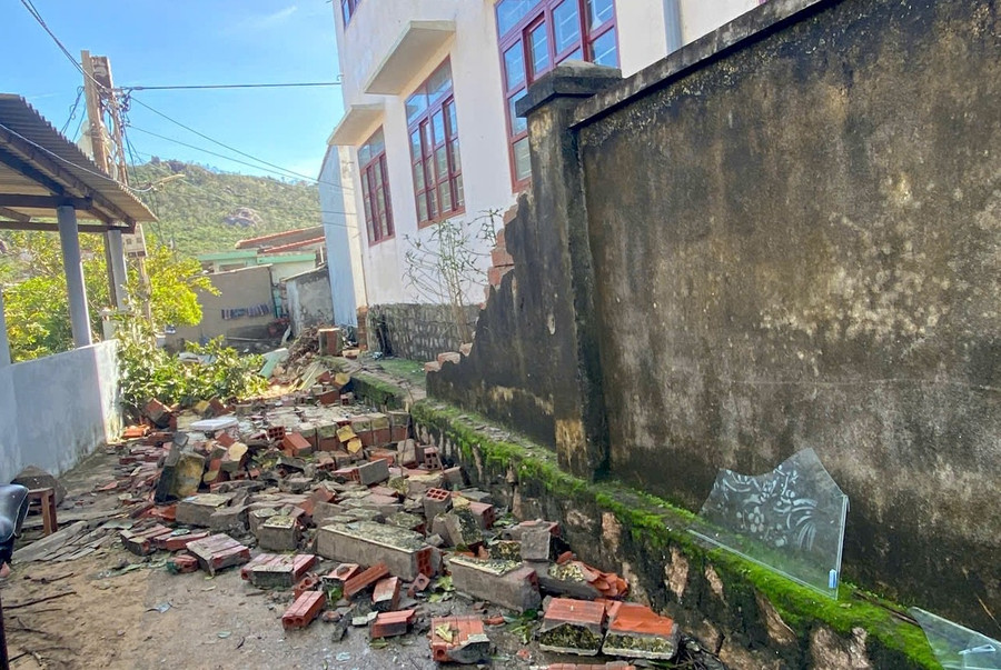 Tường rào của Trường Tiểu học và THCS Nhơn Châu bị sập do bão Kalmaegi. z7202851708954-55deb89e9b896228d6189a8c86636360.jpg