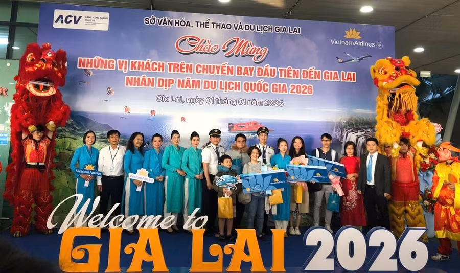 Những du khách đầu tiên và phi hành đoàn trên chuyến bay vào sáng 1/1 được tỉnh Gia Lai chào đón ngay tại sân bay.