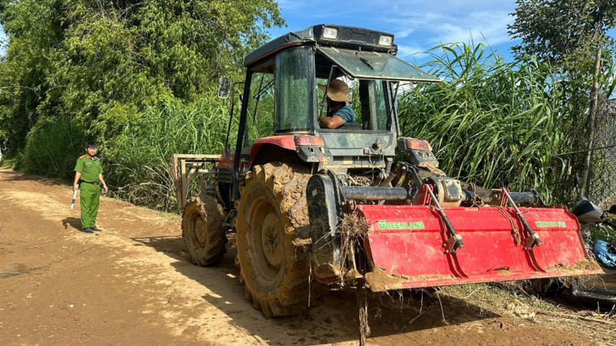 Lực lượng chức năng hướng dẫn phương tiện vào điểm rửa xe. z5740398568411_0ef694d714699ecedf308ed455fb6551.jpg