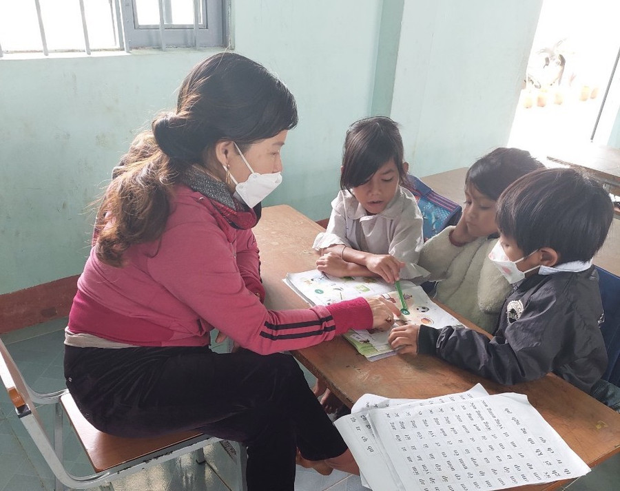 Giáo viên và học sinh ở huyện vùng khó Gia Lai.