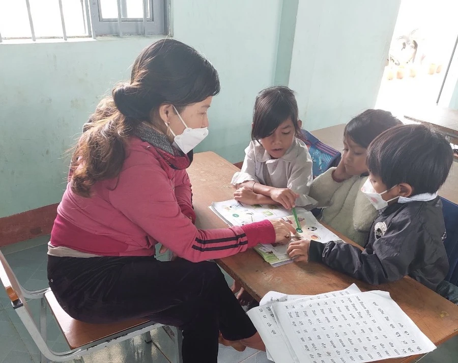 Giáo viên và học sinh ở huyện vùng khó Gia Lai.