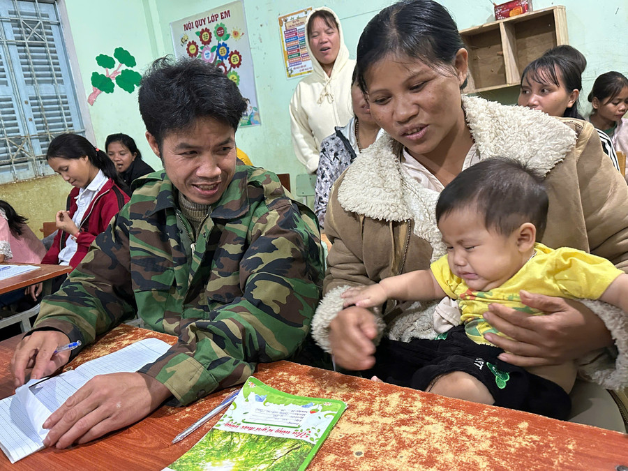 Xưa không được đi học, ngày nay vợ chồng A Bim, Y De quyết tâm học để làm gương cho con cháu. z6856925270021-08dbb306d4f0a4ecd0e42024b649a2b0.jpg