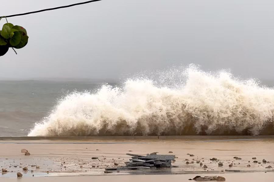 Trên địa bàn tỉnh Gia Lai đang có mưa to, gió lớn, sóng biển dâng mạnh.