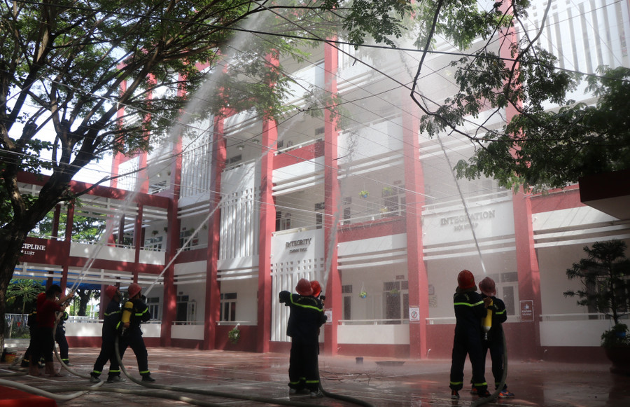 Lực lượng PCCC-CNCH triển khai tình huống giả định để tuyên truyền về việc ứng cứu người và dập lửa. img-8604.jpg