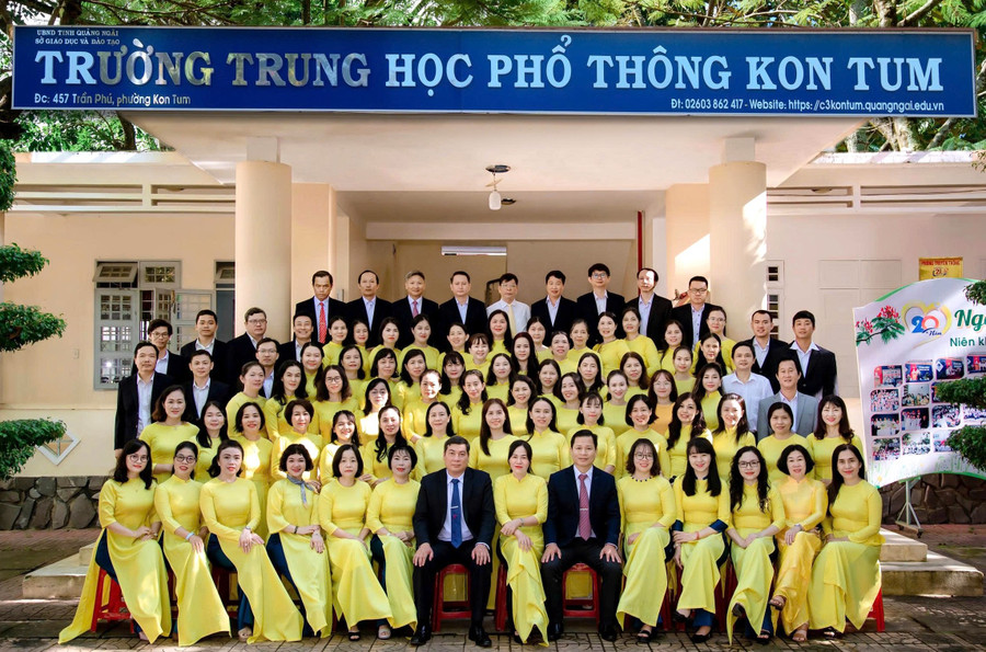 Tập thể cán bộ, giáo viên Trường THPT Kon Tum.