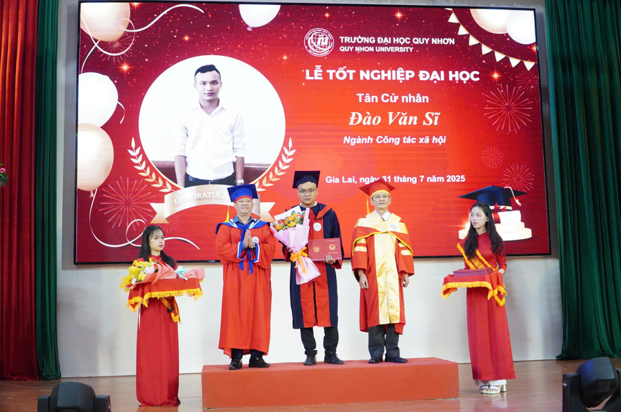 Tân cử nhân nhận bằng tốt nghiệp đợt 1. z6858380081522-4ea23609827101b80f3a3b44aac8f03b.jpg