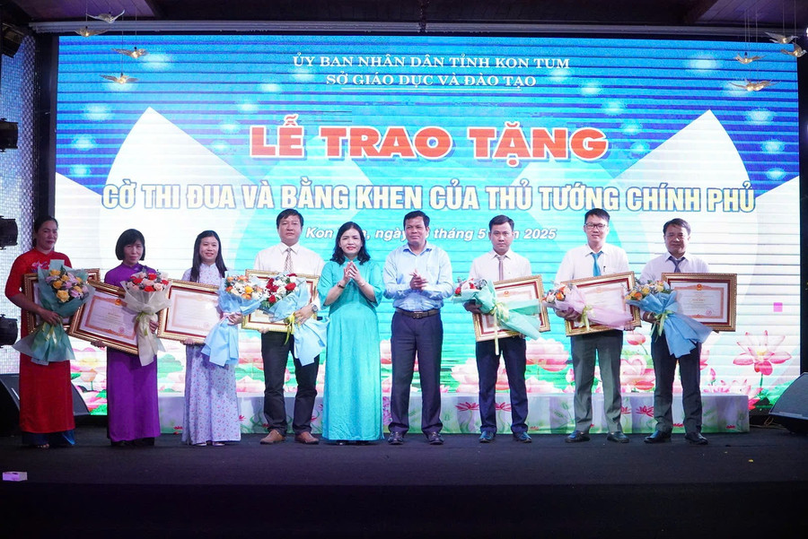 Thầy giáo Trần Quốc Vương (thứ 2 từ phải sang) nhận Bằng khen của Thủ tướng Chính phủ. Ảnh: Dung Nguyễn. z6630179758007-ce308591d77a0a7b497f2e41b4180a88.jpg