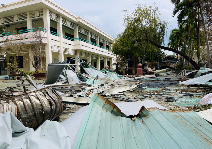 Trường THPT chuyên Lê Quý Đôn hoang tàn sau bão. z7205253346078-40f6f974ecc6ae6ecf115c1ad22bf493.jpg