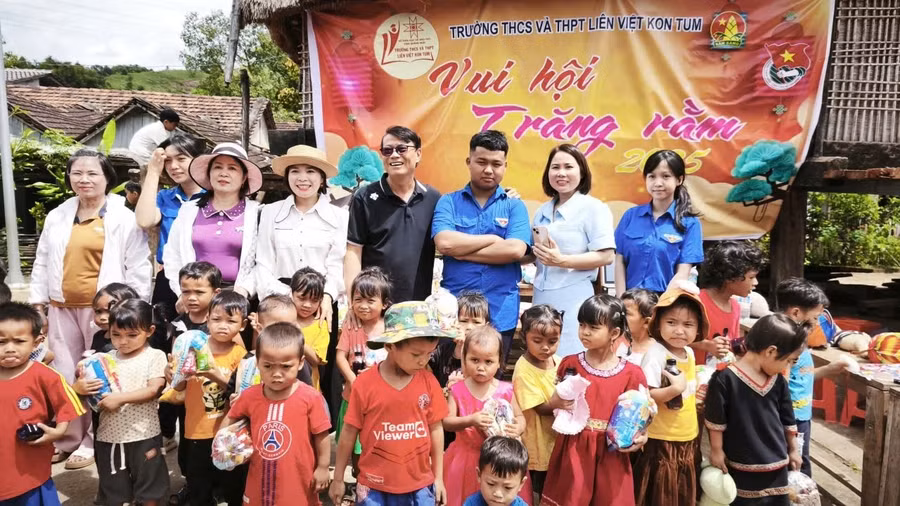 Trường THCS và THPT Liên Việt Kon Tum tổ chức chương trình “Trung thu yêu thương” cho học sinh khó khăn và trẻ khiếm khuyết.