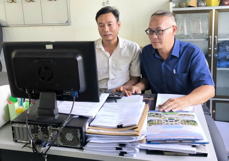 Giảng viên Dương Văn Vinh hỗ trợ xã Chư A Thai trong việc triển khai các hệ thống thông tin điện tử.