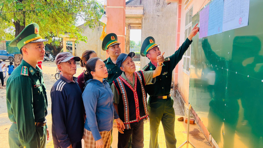 Các cấp chính quyền, người dân xã biên giới Ia Pnôn tìm hiểu thông tin về ngày bầu cử. z7592848344217-8392e281fceb57df1871f0444c969fcf.jpg