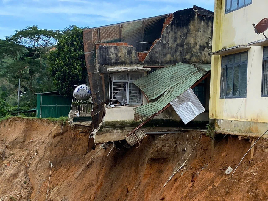 Trường Tiểu học - THCS Sơn Long bị sạt lở nghiêm trọng sau bão.
