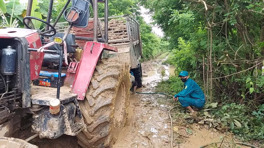 Thay vì xử phạt phương tiện làm rơi, rớt bùn đất, lực lượng chức năng phường Nguyễn Trãi (TP Kon Tum) mở điểm rửa xe cho người dân.