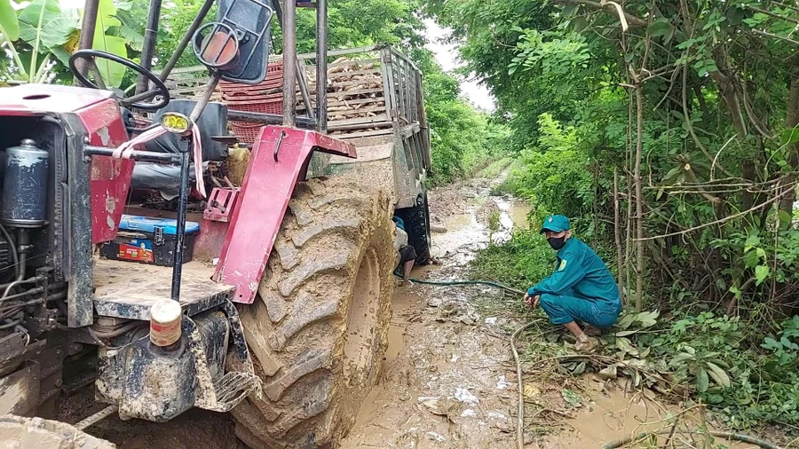 Thay vì xử phạt phương tiện làm rơi, rớt bùn đất, lực lượng chức năng phường Nguyễn Trãi (TP Kon Tum) mở điểm rửa xe cho người dân.