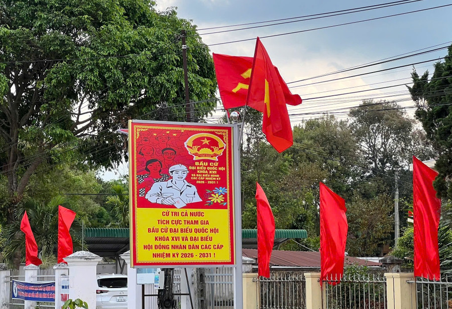 Khắp các thôn làng ở tỉnh Gia Lai rực rỡ cờ đỏ sao vàng. z7592842760004-3544af9c108162322d380b2108db73fb.jpg