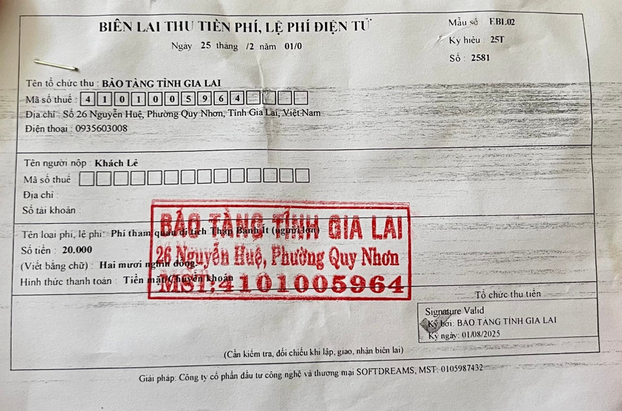 Vé vào cổng di tích tháp Bánh Ít 20.000 đồng/ người lớn. Ảnh: Dung Nguyễn. z6871901499229-d4d1080c618f6edc8266dc4c13149704.jpg
