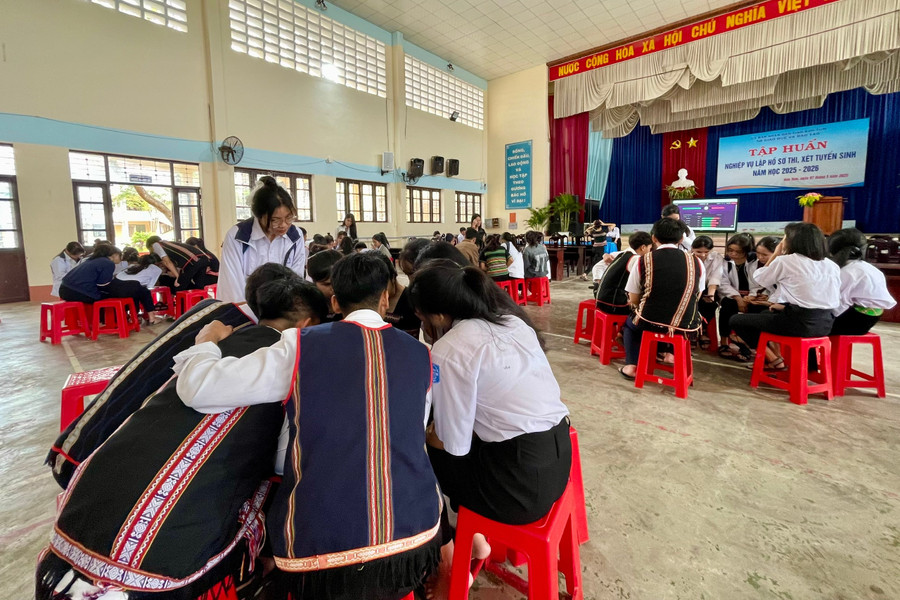 13 nhóm học sinh lớp 12 ôn tập kiến thức thông qua hoạt động ngoại khóa. Ảnh: Dung Nguyễn. 1-on-thi.jpg
