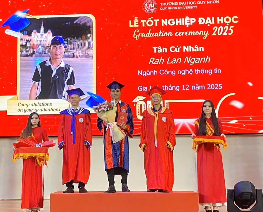 Trường Đại học Quy Nhơn trao bằng tốt nghiệp đợt 2 cho 603 sinh viên.