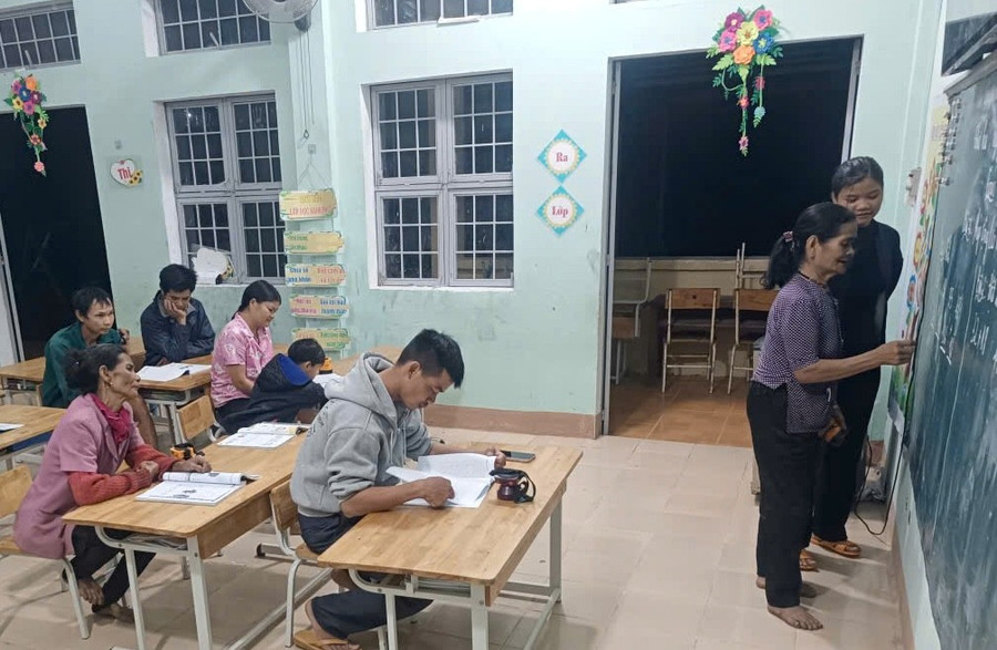 Cô Y Giang hướng dẫn học viên cách đọc, viết.