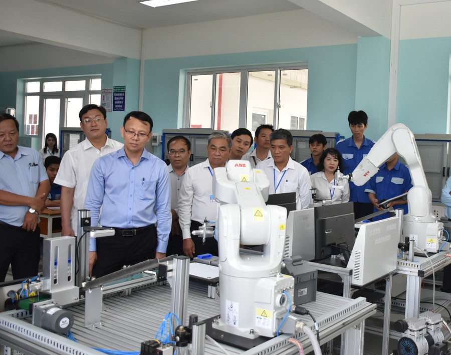 Phó Chủ tịch UBND tỉnh Khánh Hòa Nguyễn Thanh Hà đến thăm và làm việc tại Trường Cao đẳng Kỹ thuật Công nghệ Nha Trang.