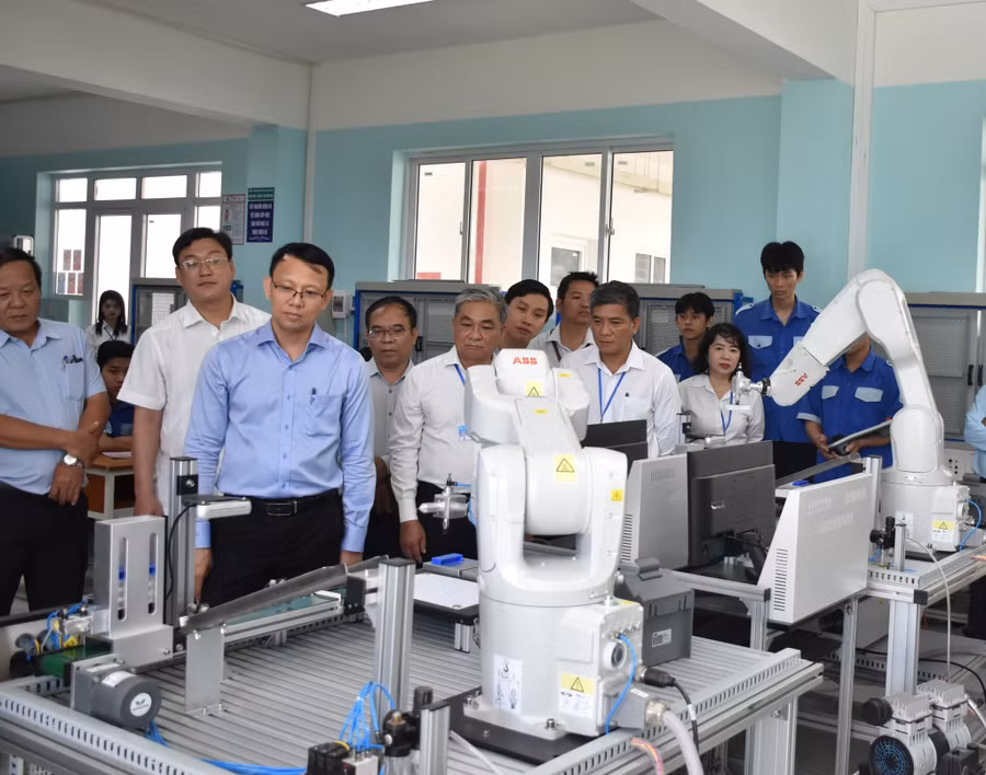 Phó Chủ tịch UBND tỉnh Khánh Hòa Nguyễn Thanh Hà đến thăm và làm việc tại Trường Cao đẳng Kỹ thuật Công nghệ Nha Trang.