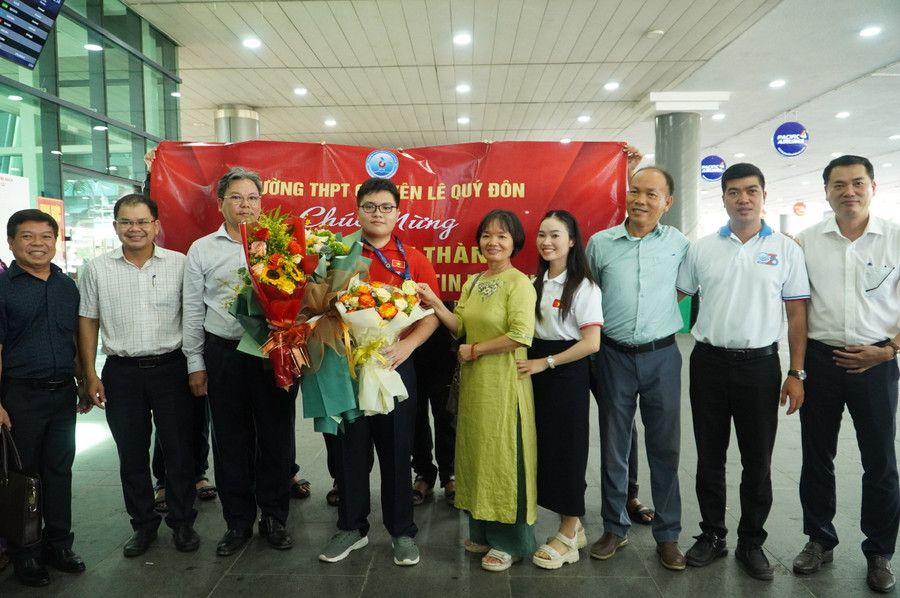 Em Lê Kiến Thành (Trường THPT chuyên Lê Quý Đôn) xuất sắc đoạt Huy chương Vàng Olympic Tin học Quốc tế 2025. z6899346949904-2486dec96bb8ab57a343601a3b72b208.jpg